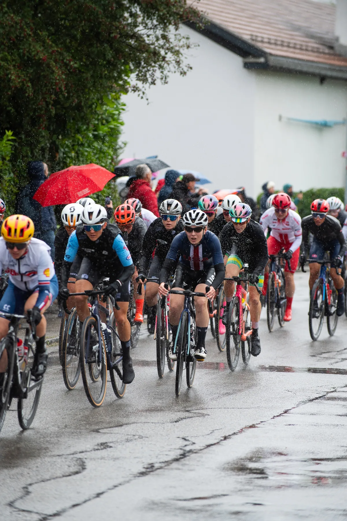 Die Fahrerinnen passierten das Dorf rasch. Anschliessend fuhren sie weiter nach Fällanden.
Frauen fahren auf Velos im Regen.